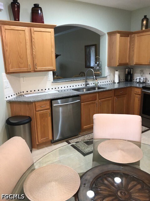 Foto del edificio - 9600 Roundstone Cir