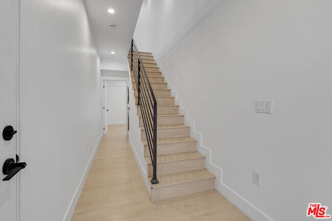 Building Photo - 438 E 28th St