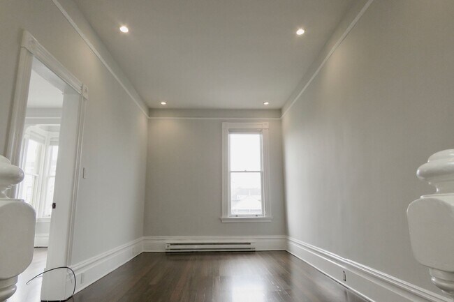 Building Photo - 110C