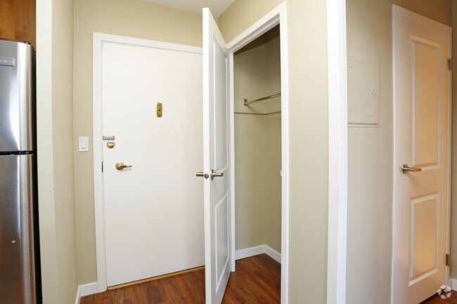 Interior Photo - 735 St. Clair