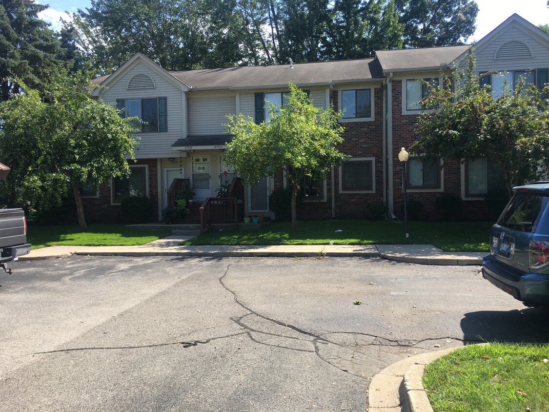Foto principal - 27780 Harrison Woods Ln