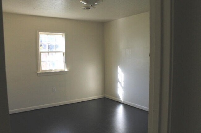 Building Photo - 240 Melrose Dr