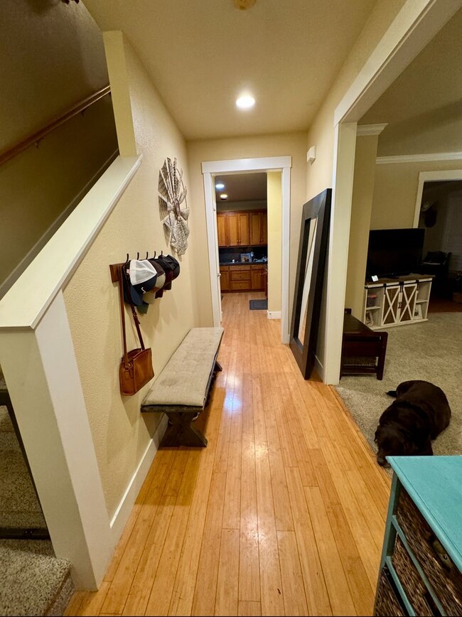 Building Photo - 2610 E 20th St