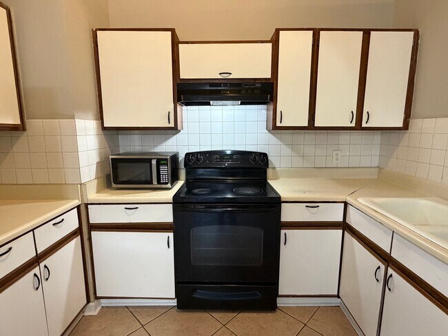 Building Photo - AVAILABLE NOW! (Pet Friendly)