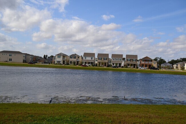 Foto del edificio - Gorgeous Lake View 3 BR 2.5 bath Luxury To...
