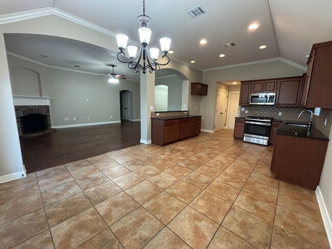 Foto del edificio - 4 BEDROOM IN LEGACY SUBDIVISION