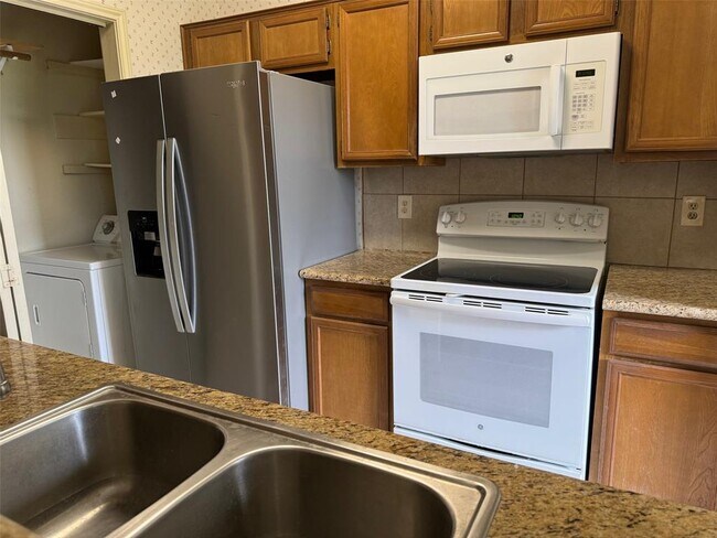 Foto del edificio - 8329 Sands Point Dr
