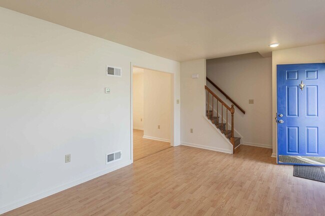 Foto del edificio - Updated Townhouse with Deck, Basement, New...