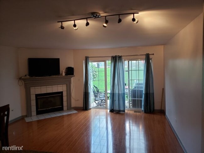 Building Photo - 2 br, 2.5 bath Townhome - 1755 Nature Ct