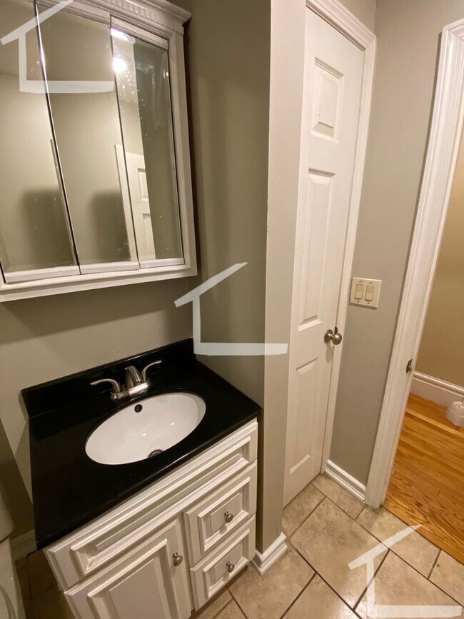 Building Photo - Nicely renovated 3 bed near the Green and ...