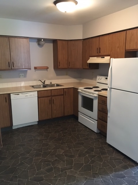 Building Photo - 318 Green Meadow Dr