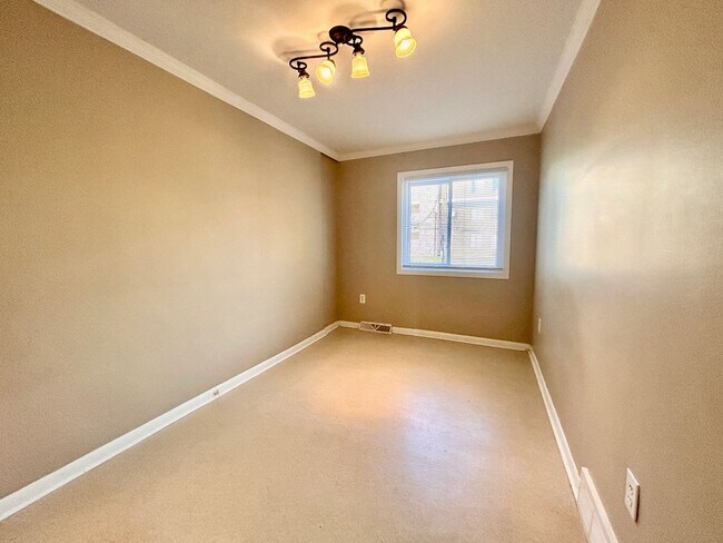 Foto del edificio - Spacious 4-Bedroom Home in Lancaster