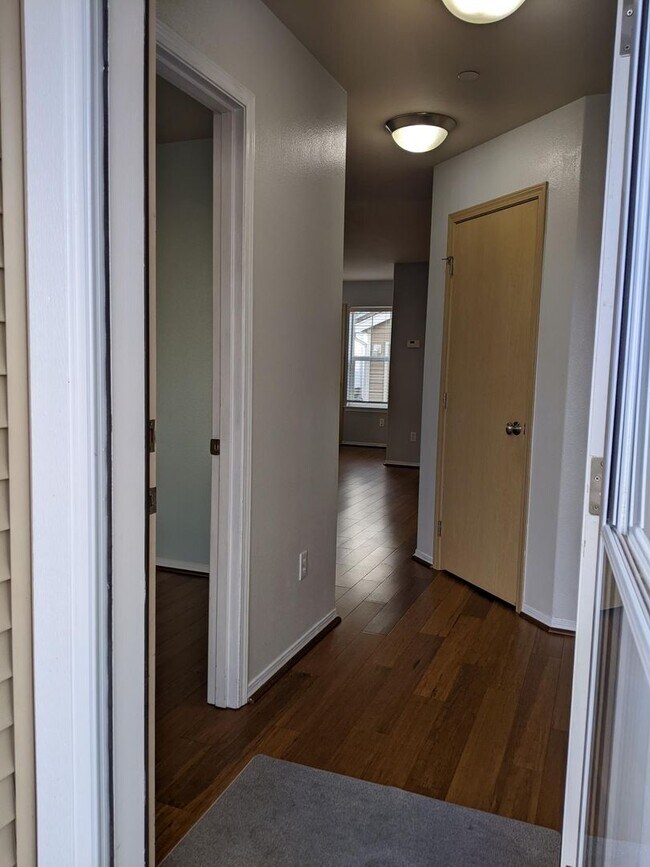 Building Photo - 4 bed, 2.5 bath home in DuPont!