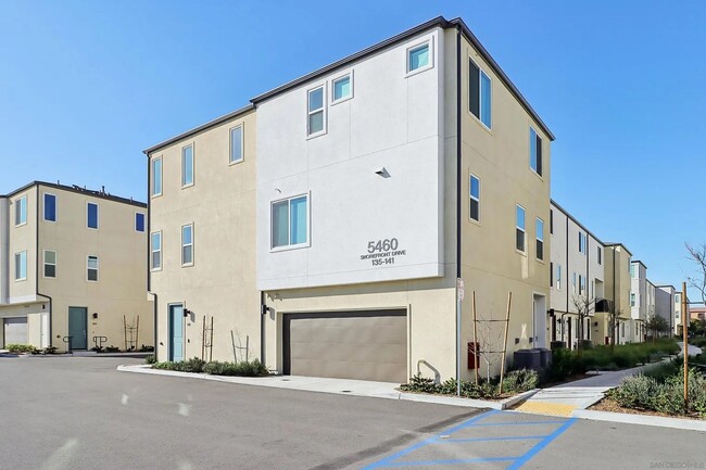 Building Photo - 4 Bedroom Townhouse
