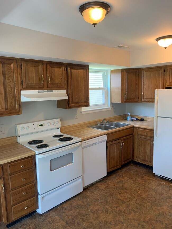 Foto del edificio - 3 Bedroom, 2.5 Bath single family home. Fenced yard with shed. New carpet and paint. Formal dinin...