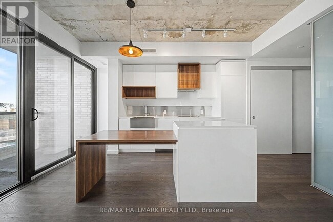 Building Photo - 383 Sorauren Ave