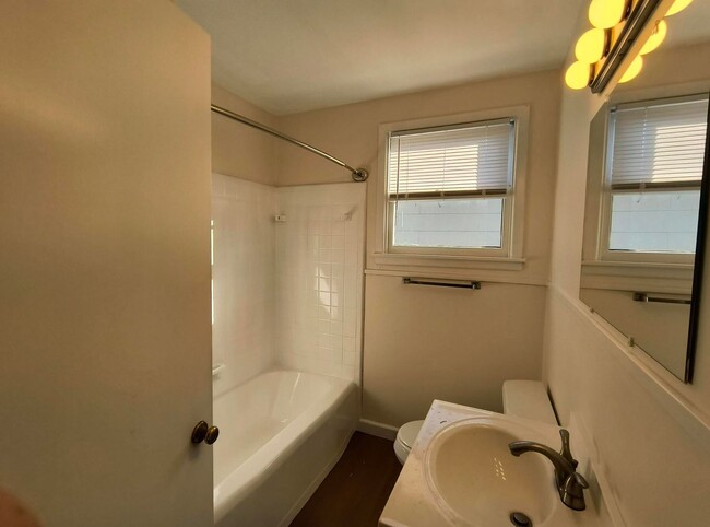 Building Photo - Charming 2-Bedroom Home in a Convenient Lo...