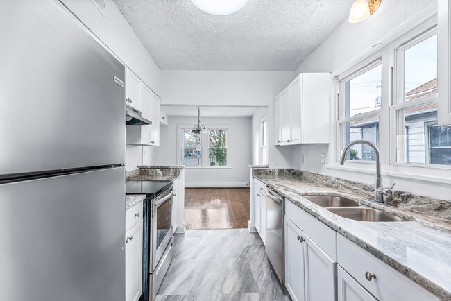 Building Photo - 629 31st St