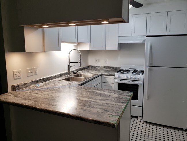 Cocina completamente nueva, con barra para comer y diseño - 6452 Washington Ave