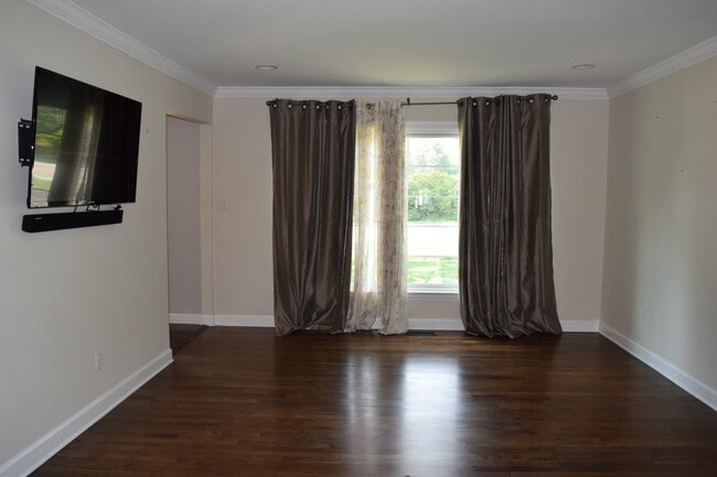 Building Photo - BEAUTIFULLY RENOVATED AND SPACIOUS COLONIA...