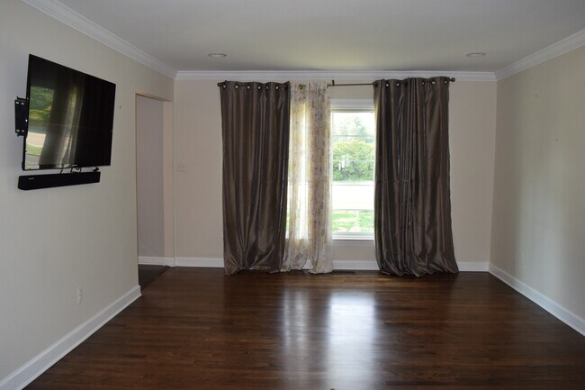Foto del edificio - BEAUTIFULLY RENOVATED AND SPACIOUS COLONIA...