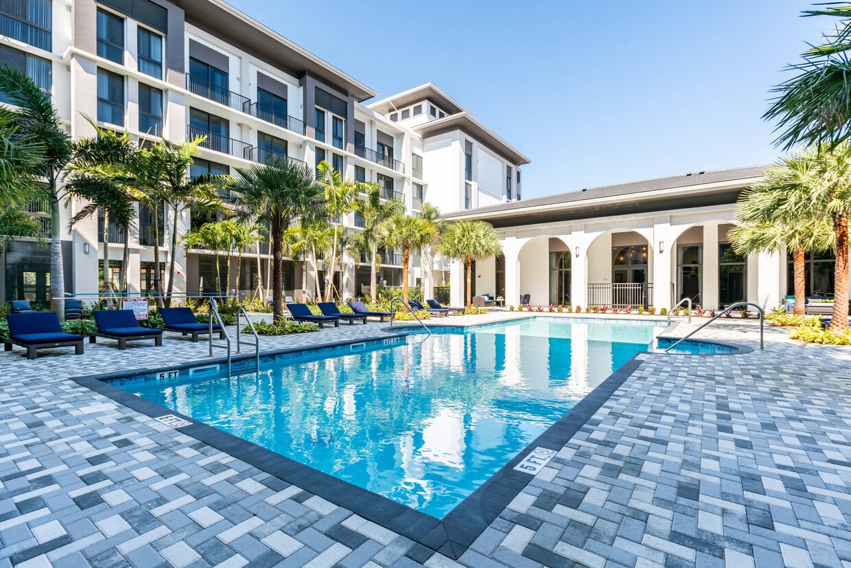 Piscina con estilo de centro turístico - The Point at Palm Beach Gardens