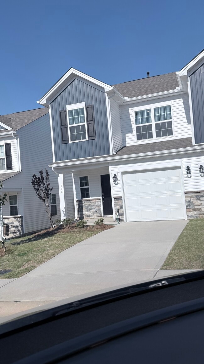 Building Photo - 206 Hunthill Rd