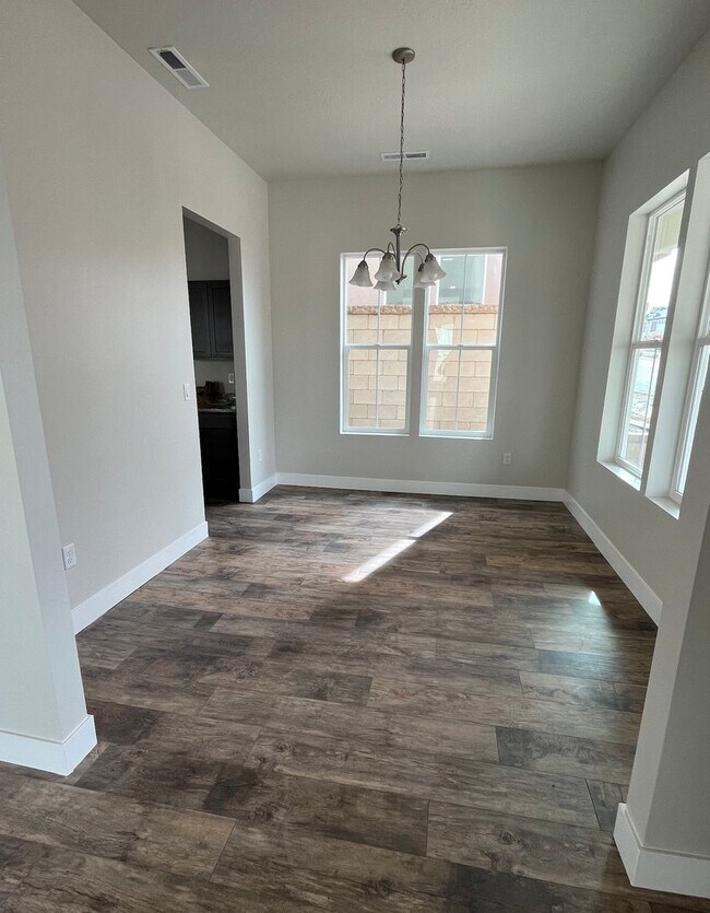 Foto del edificio - Like new 4 bedroom 2.5 bath Home in Desert...