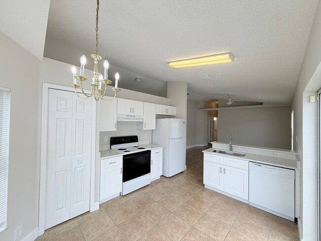 Building Photo - 1828 Lacy Ln