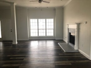 Building Photo - 11025 Pin Oak Dr