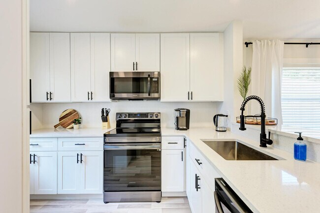Foto del edificio - 8 Bay Acres Ave