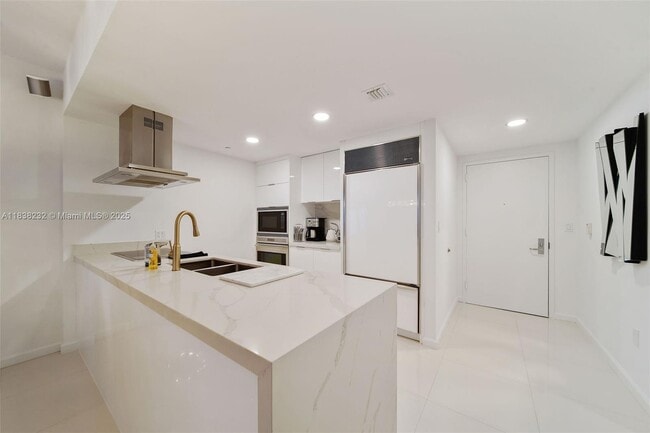 Building Photo - 495 Brickell Ave