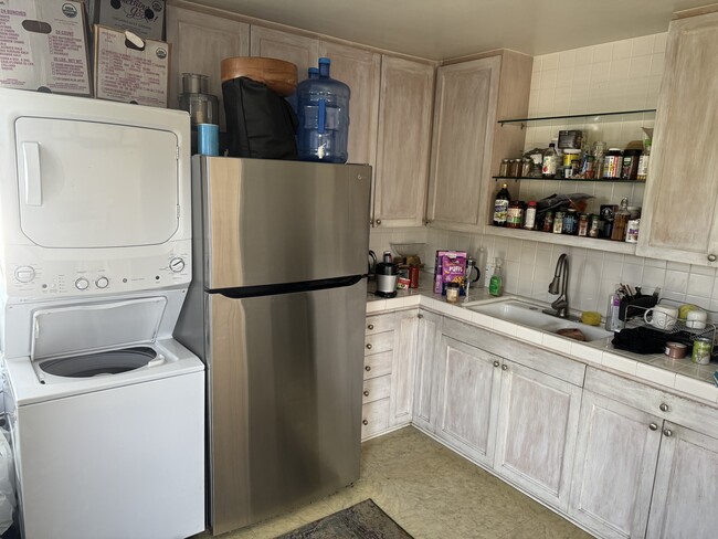 Kitchen with W/D - 827 Venezia Ave