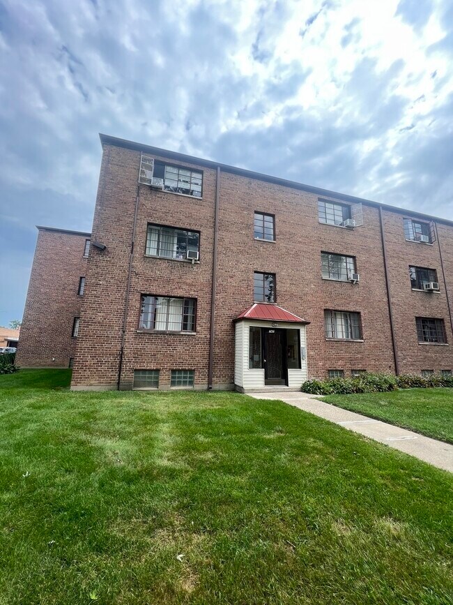Building Photo - 747 E 84th Pl