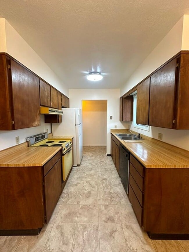 Building Photo - Upstairs 2 bedroom in a 4-Plex