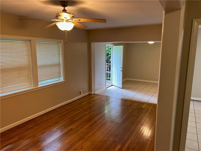 Building Photo - 3231 Pinehill Dr