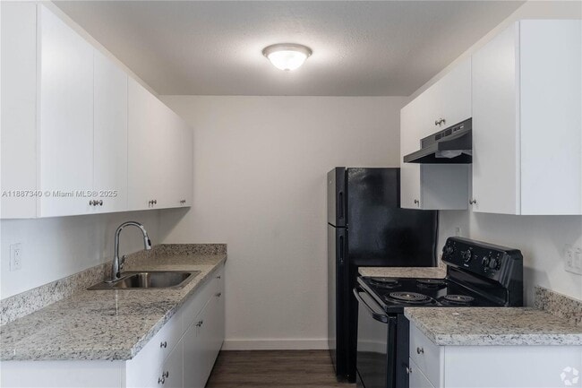 Building Photo - 2000 S Main St