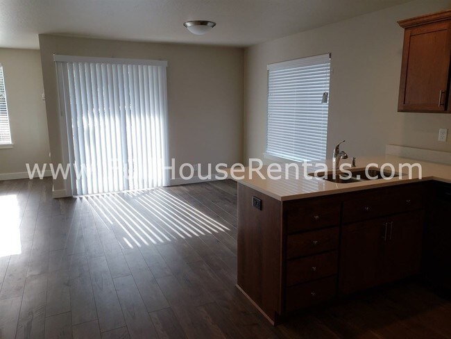 Building Photo - 5863 Aster St