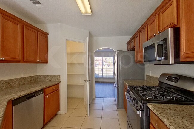Foto del edificio - 3010 Blue Jay Ln