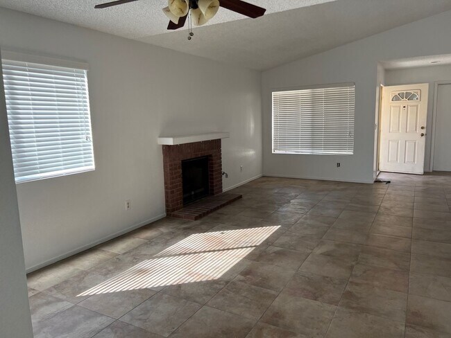 Foto del edificio - Nice 3 Bedroom 2 Bath Single Story