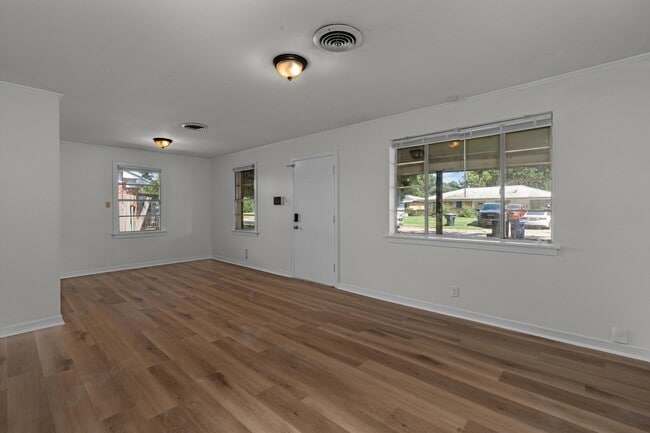 Building Photo - 826 Martha Ln