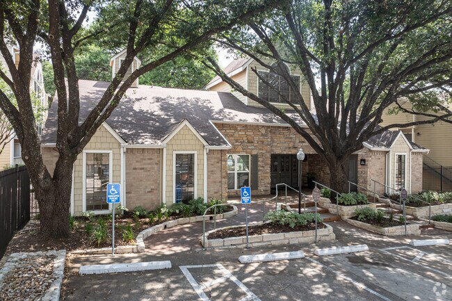 Oficina de arrendamiento - Magnolia Court Apartments