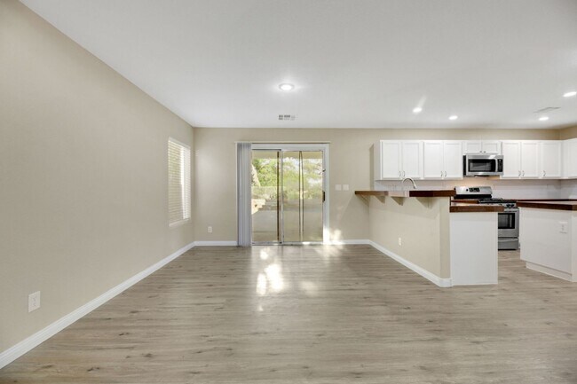 Foto del edificio - GATED 3 bed with large loft, dreamy backya...