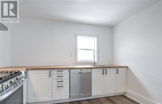 Photo du bâtiment - 198 Sherman Ave N