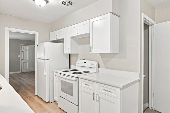 Building Photo - $2,240.95 with $300 Off the first month's rent, 4 Beds, 2 Baths, Triplex Unit in Littleton with W...
