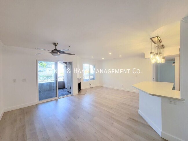 Building Photo - Spacious Condo in Long beach!