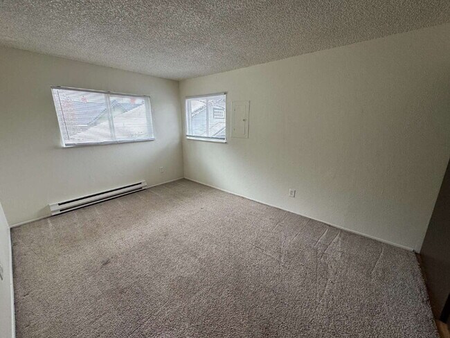 Foto del edificio - **One Portable AC-Unit included** 2-bedroom / 1-bath, Near Transportation