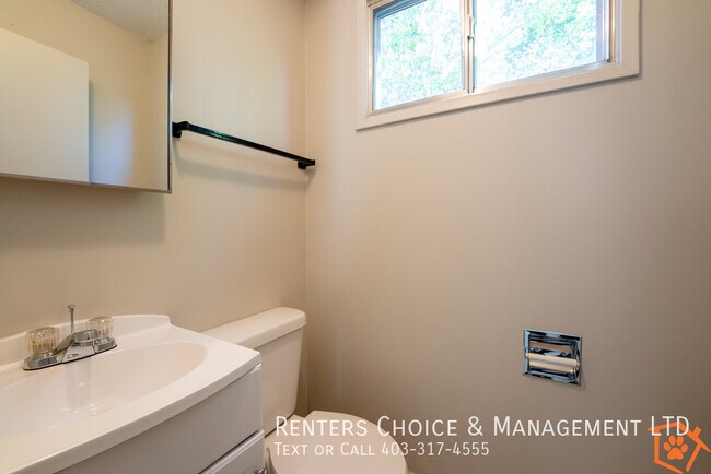 Photo du bâtiment - Pet Friendly Half Duplex with Fenced Yard in Claresholm