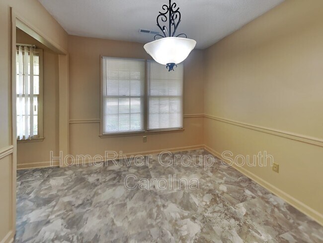 Building Photo - 889 Twin Lakes Dr