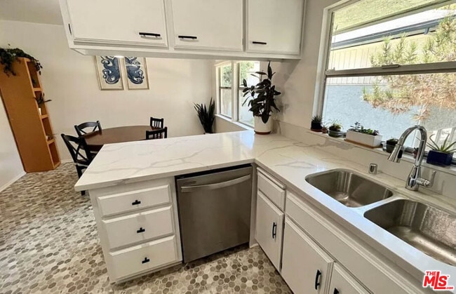 Foto del edificio - 5829 Bowcroft St